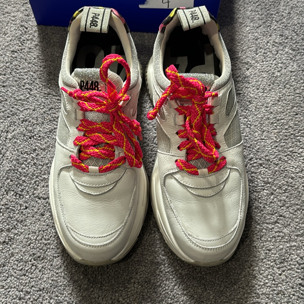 P448 White Sneakers With Pink Laces